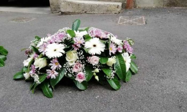 Composition florale pour des funérailles à La Charité-sur-Loire. Marie-Christine LAMY